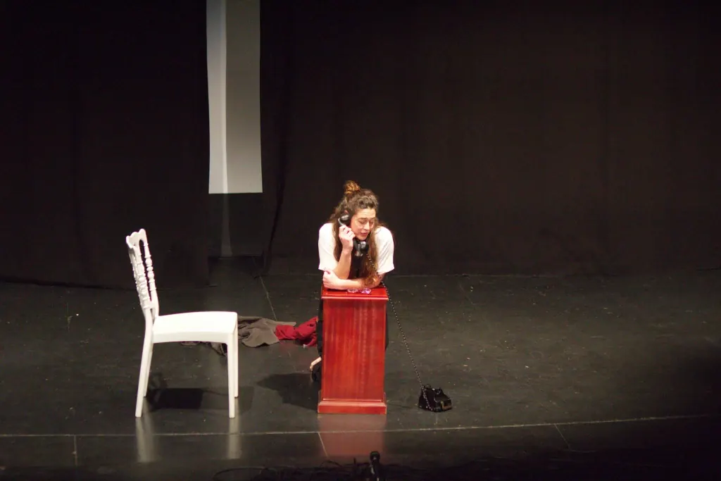 Escena de Adorando Amar: Alba habla por teléfono.